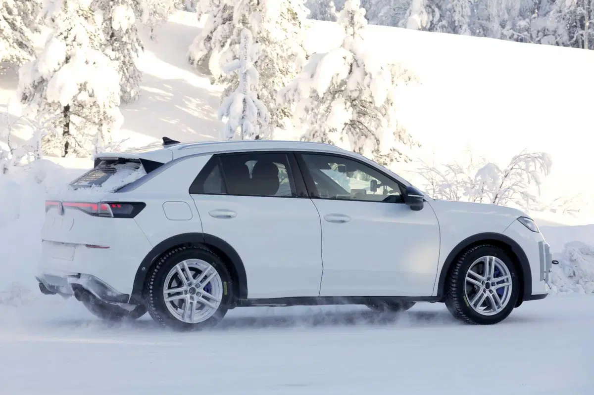Nuova Volkswagen T-Roc, le foto spia della variante più sportiva "R": 333 CV, mild hybrid e drift mode (8)