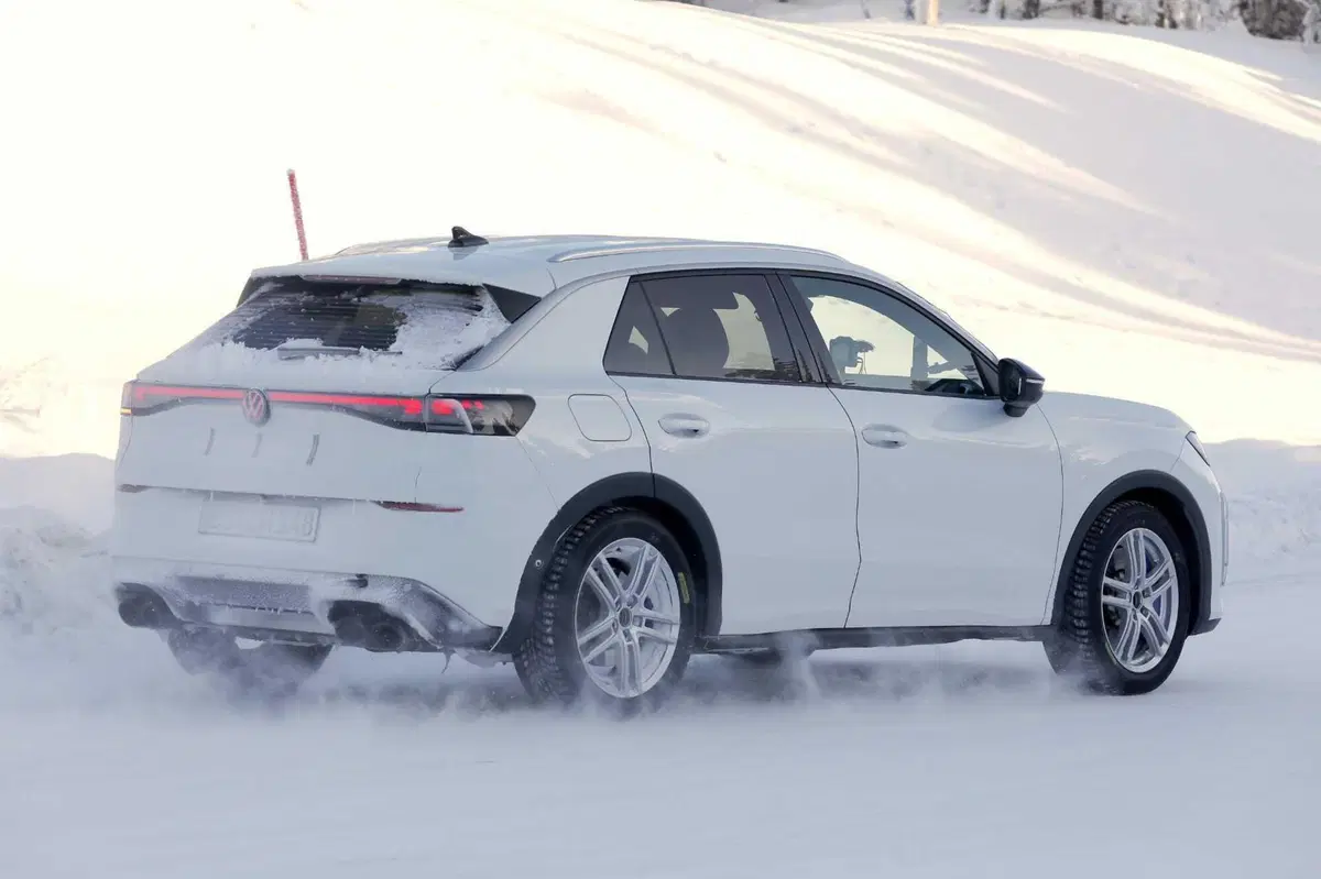 Nuova Volkswagen T-Roc, le foto spia della variante più sportiva "R": 333 CV, mild hybrid e drift mode (7)