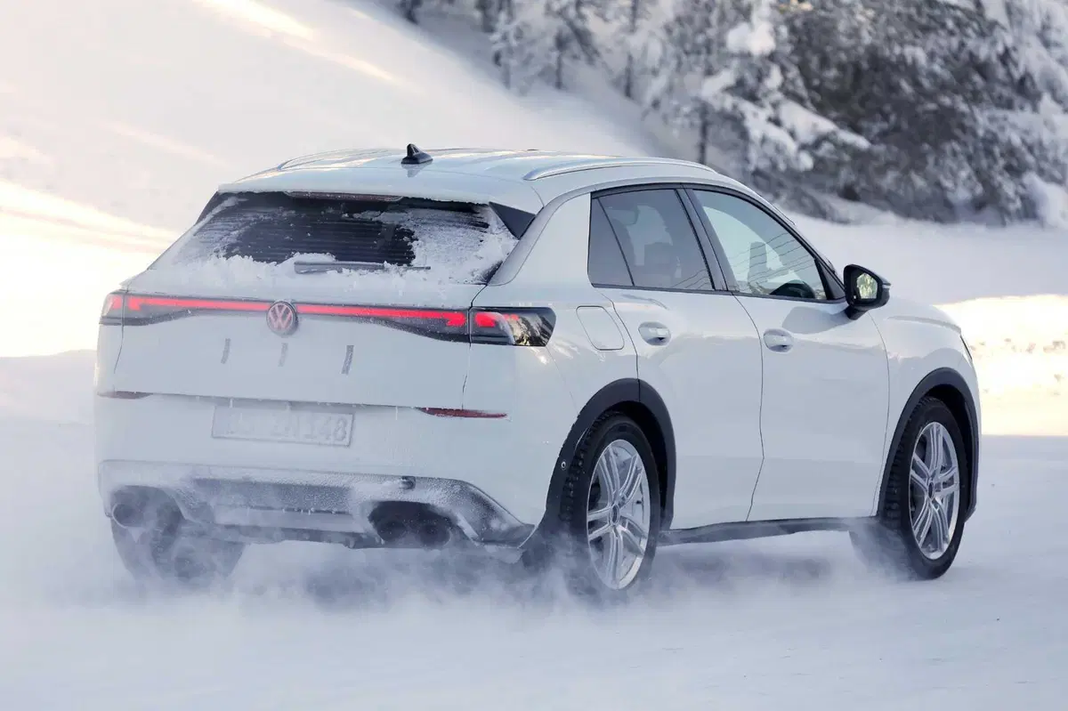 Nuova Volkswagen T-Roc, le foto spia della variante più sportiva "R": 333 CV, mild hybrid e drift mode (9)