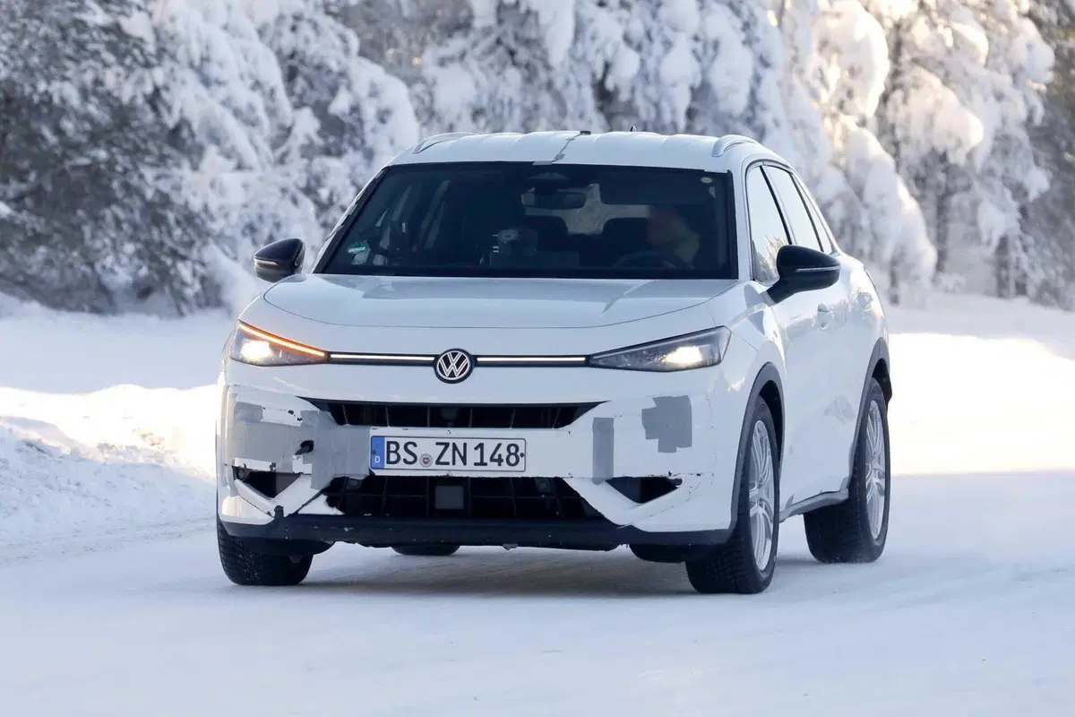Nuova Volkswagen T-Roc, le foto spia della variante più sportiva "R": 333 CV, mild hybrid e drift mode (10)