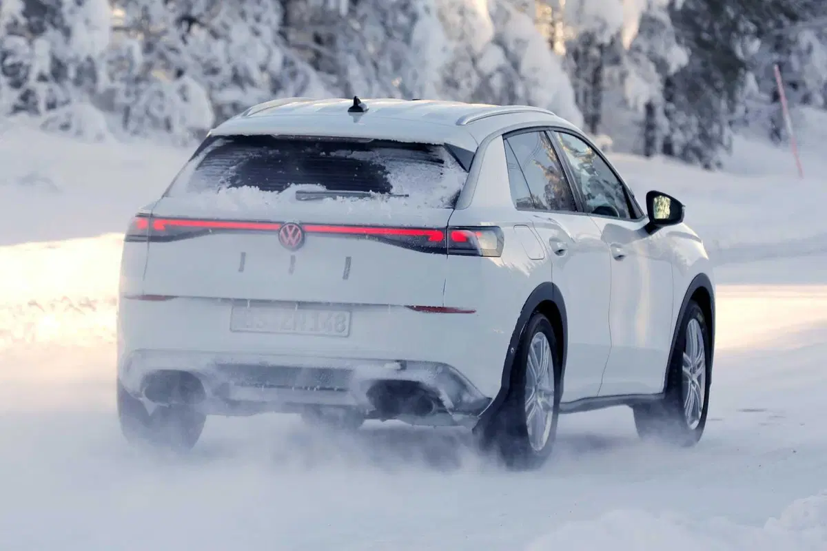 Nuova Volkswagen T-Roc, le foto spia della variante più sportiva "R": 333 CV, mild hybrid e drift mode (11)