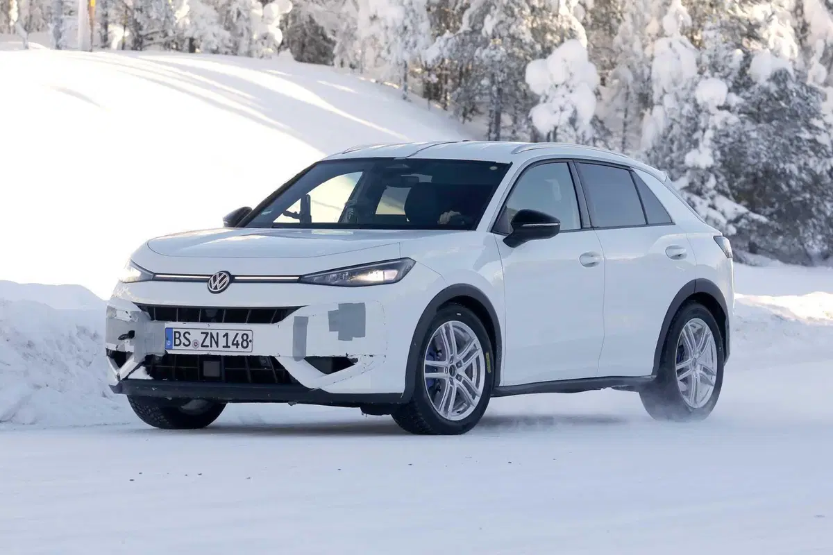 Nuova Volkswagen T-Roc, le foto spia della variante più sportiva "R": 333 CV, mild hybrid e drift mode (12)