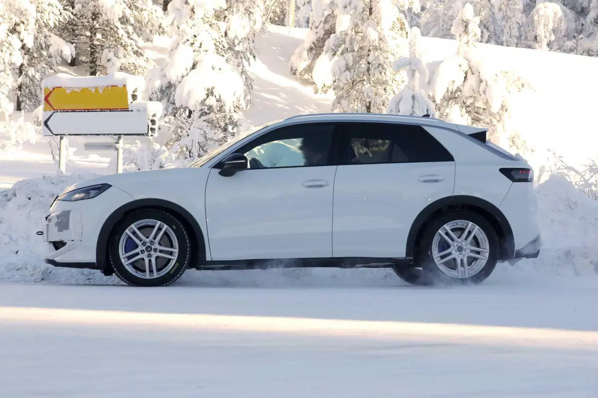 Nuova Volkswagen T-Roc, le foto spia della variante più sportiva "R": 333 CV, mild hybrid e drift mode (13)
