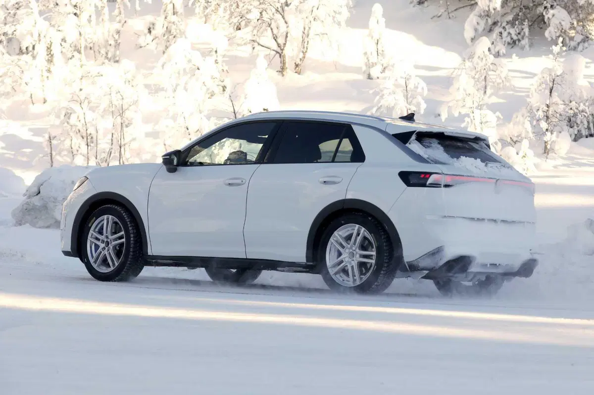 Nuova Volkswagen T-Roc, le foto spia della variante più sportiva "R": 333 CV, mild hybrid e drift mode (14)