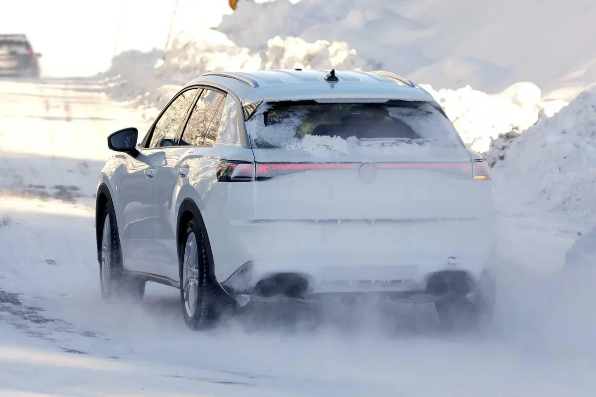 Nuova Volkswagen T-Roc, le foto spia della variante più sportiva "R": 333 CV, mild hybrid e drift mode (15)