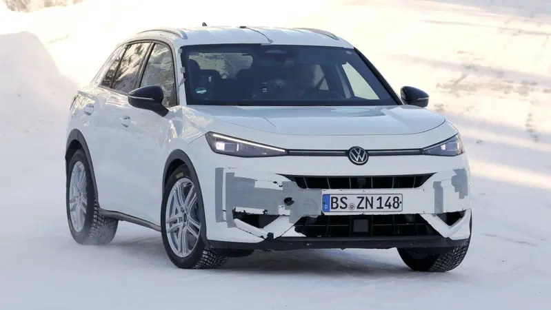 Nuova Volkswagen T-Roc R, le foto spia della variante pi&ugrave; sportiva: sar&agrave; la prima "R" con il Mild-Hybrid