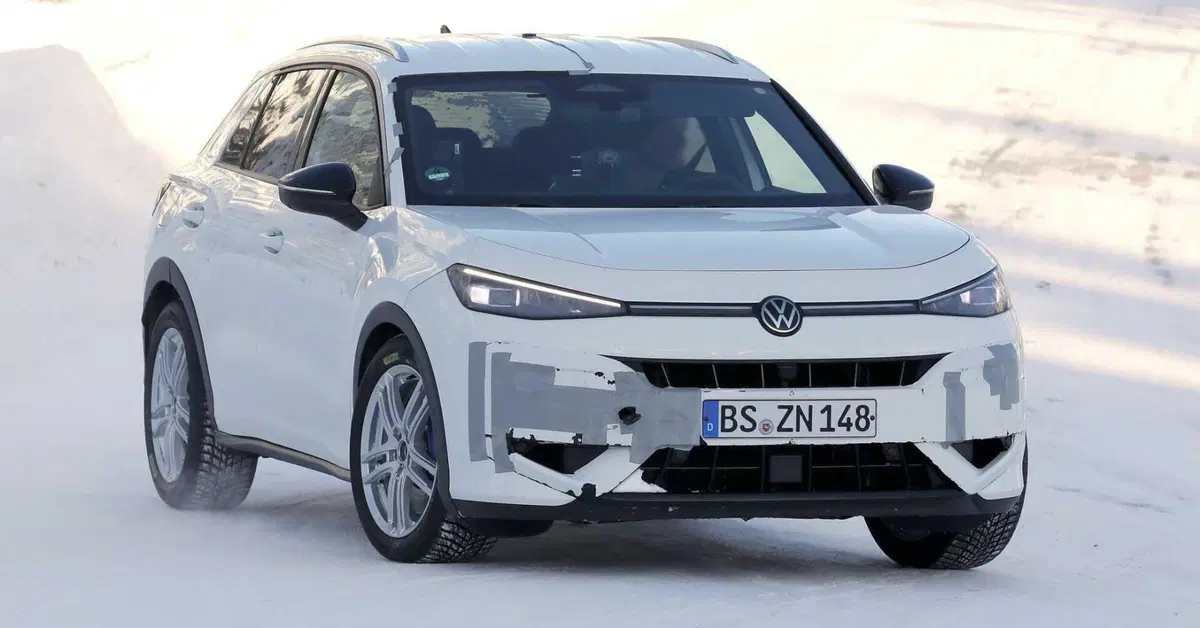 Nuova Volkswagen T-Roc R, le foto spia della variante pi&ugrave; sportiva: sar&agrave; la prima "R" con il Mild-Hybrid