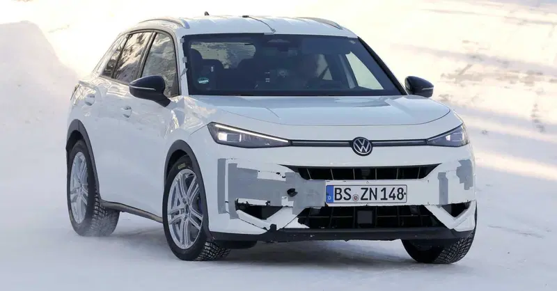 Nuova Volkswagen T-Roc R, le foto spia della variante pi&ugrave; sportiva: sar&agrave; la prima "R" con il Mild-Hybrid