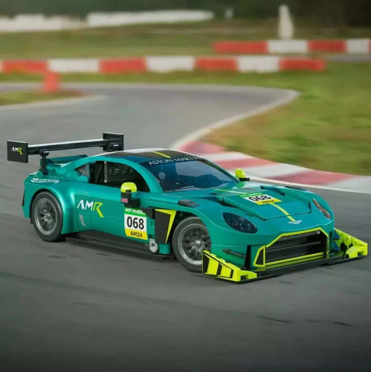 Finalmente puoi permetterti una Aston Martin Vantage GT3 senza ipotecare casa (5)