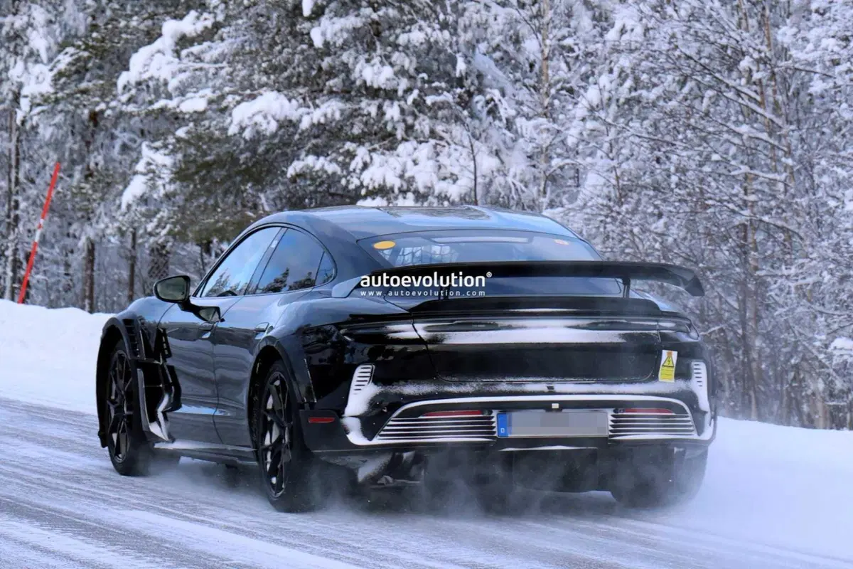 Porsche Taycan GT4 RS: la prima RS elettrica sfida la Cina per il record al Nürburgring (3)