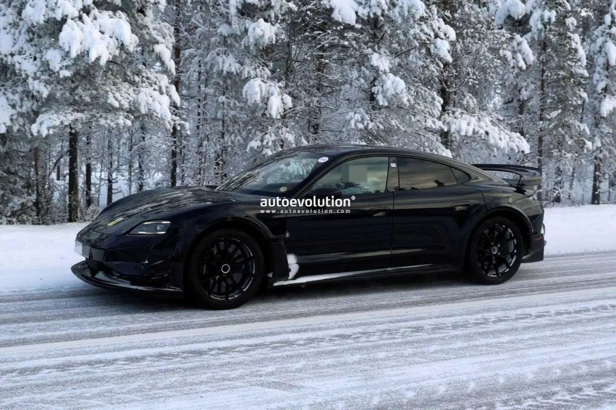 Porsche Taycan GT4 RS: la prima RS elettrica sfida la Cina per il record al Nürburgring (10)