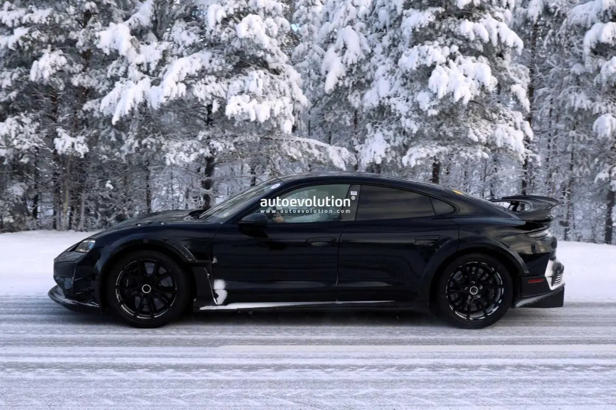 Porsche Taycan GT4 RS: la prima RS elettrica sfida la Cina per il record al Nürburgring (2)