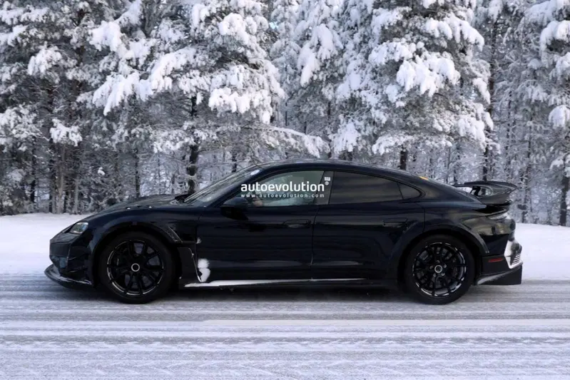 Porsche Taycan GT4 RS foto spia Svezia vista laterale