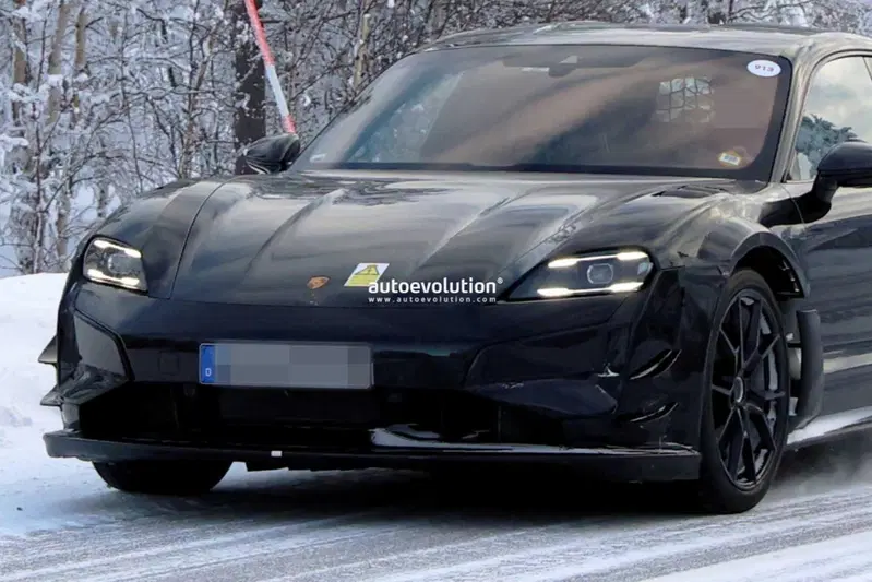 Porsche Taycan GT4 RS foto spia Svezia frontale