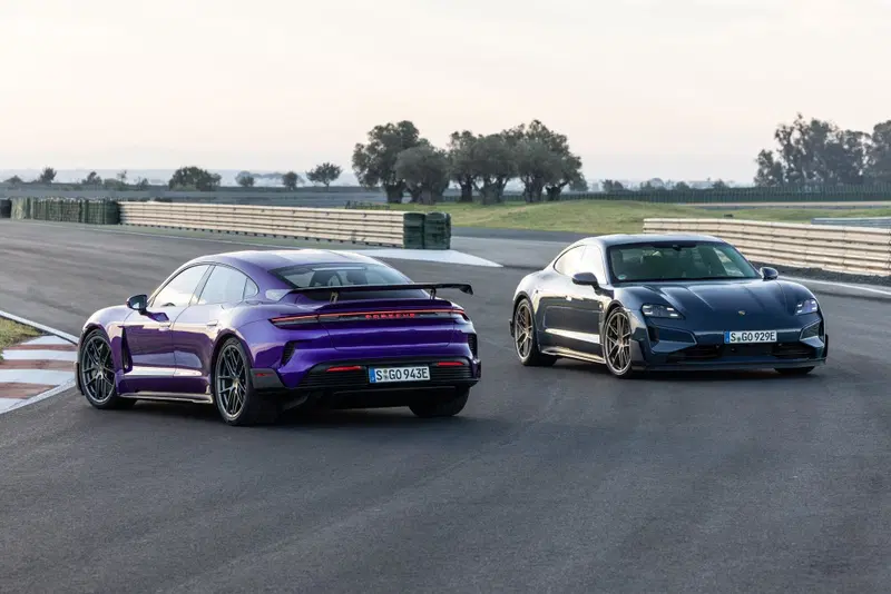 Porsche Taycan Turbo GT con Pacchetto Weissach e Porsche Taycan Turbo GT