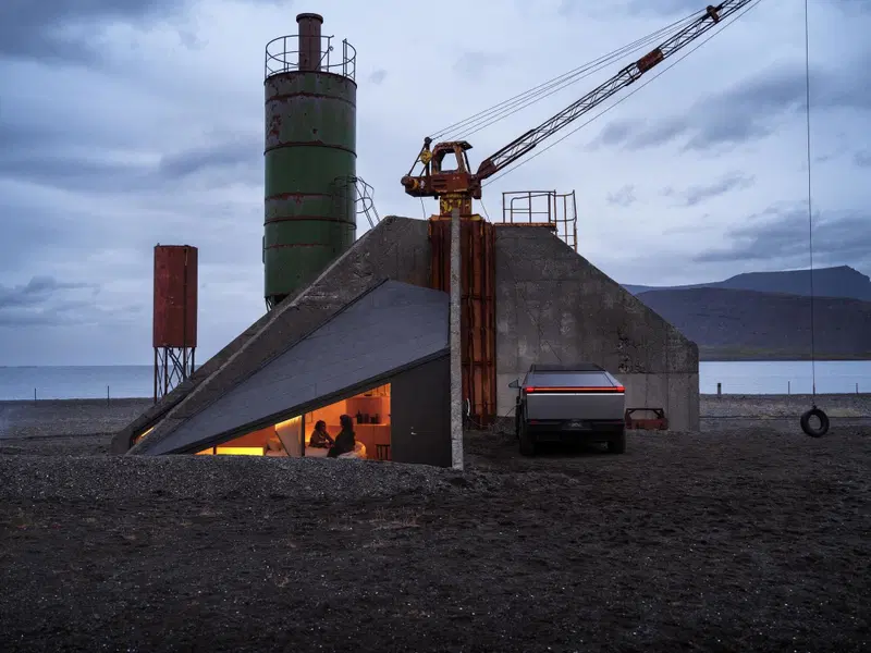 Tesla Cybertruck collegato alla colonnina domestica