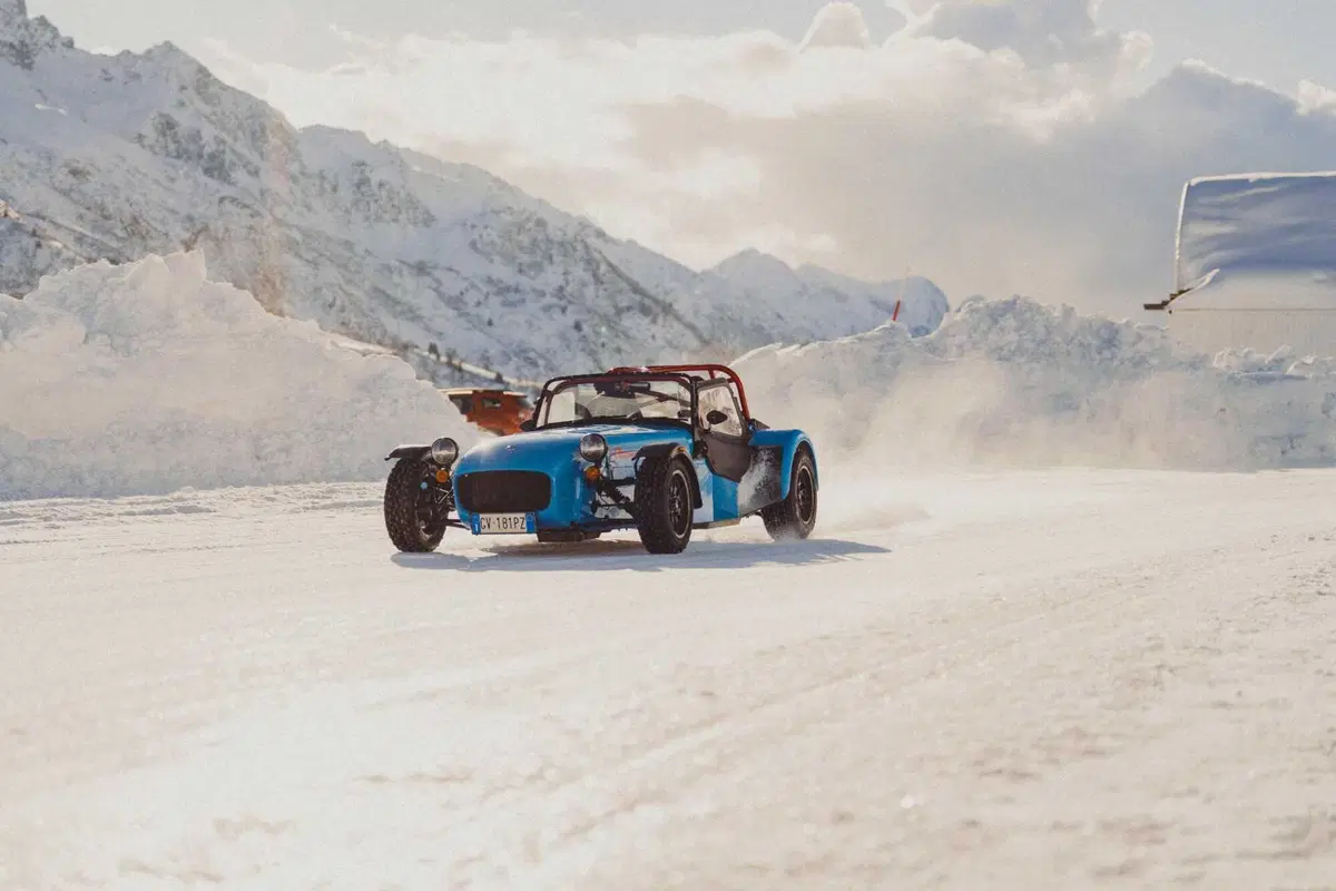 Caterham sul ghiaccio: quando 560 kg bastano per divertirsi come matti (2)