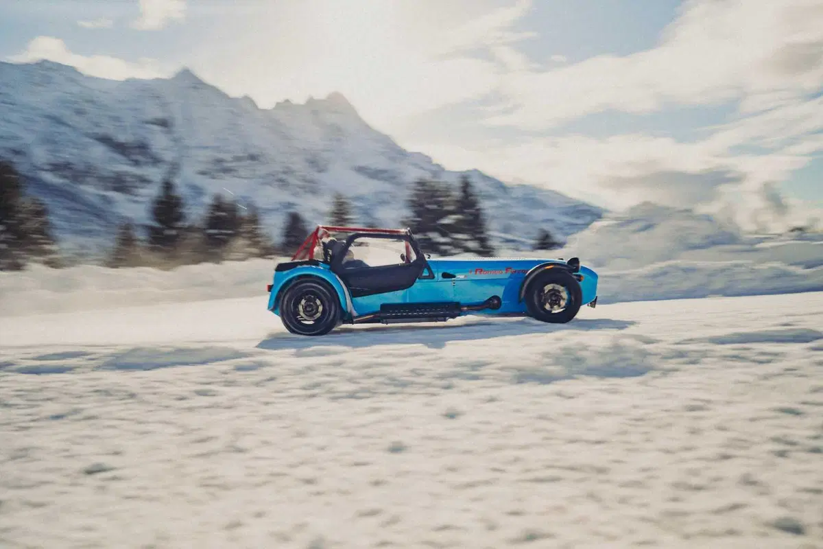 Caterham sul ghiaccio: quando 560 kg bastano per divertirsi come matti (3)