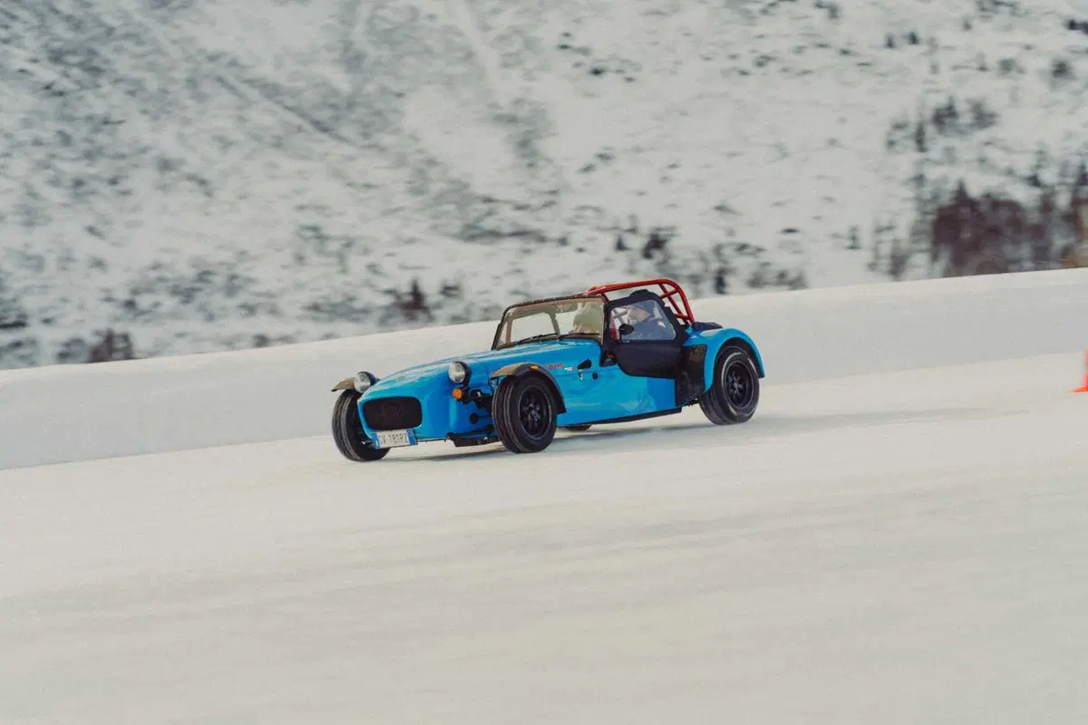 Caterham sul ghiaccio: quando 560 kg bastano per divertirsi come matti (4)