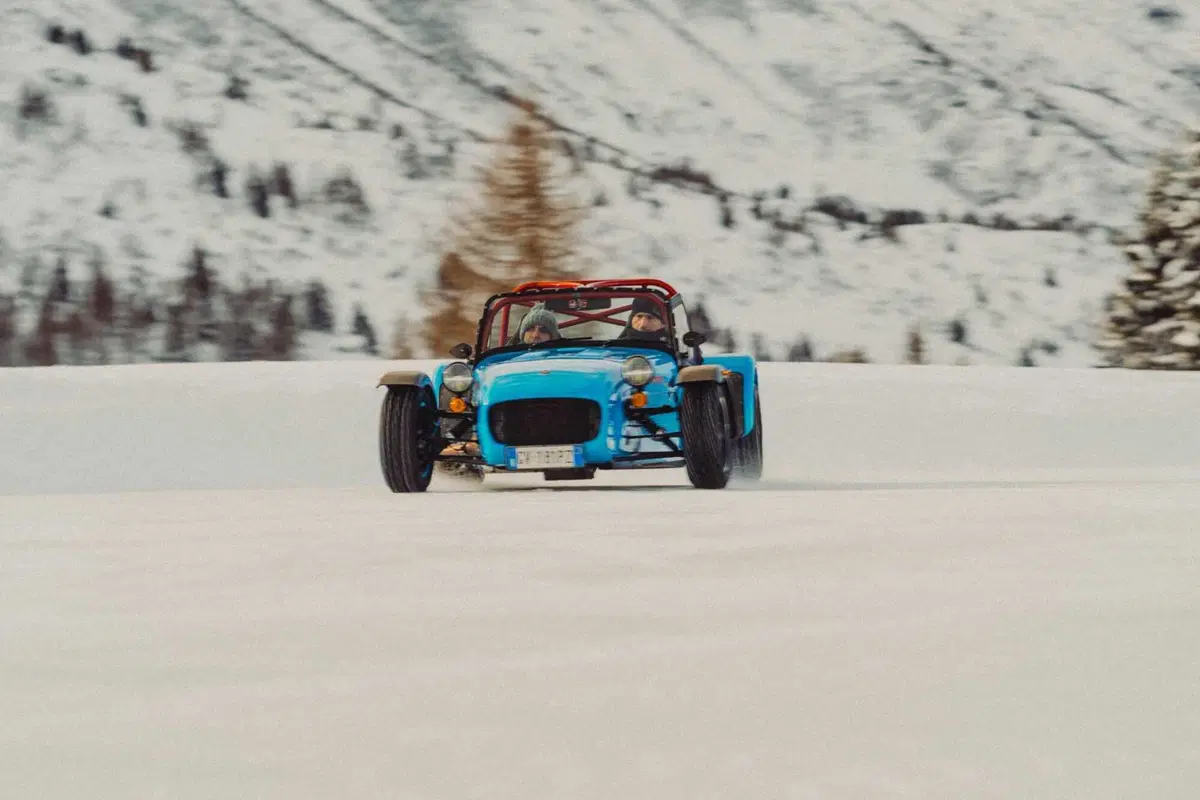 Caterham sul ghiaccio: quando 560 kg bastano per divertirsi come matti (5)