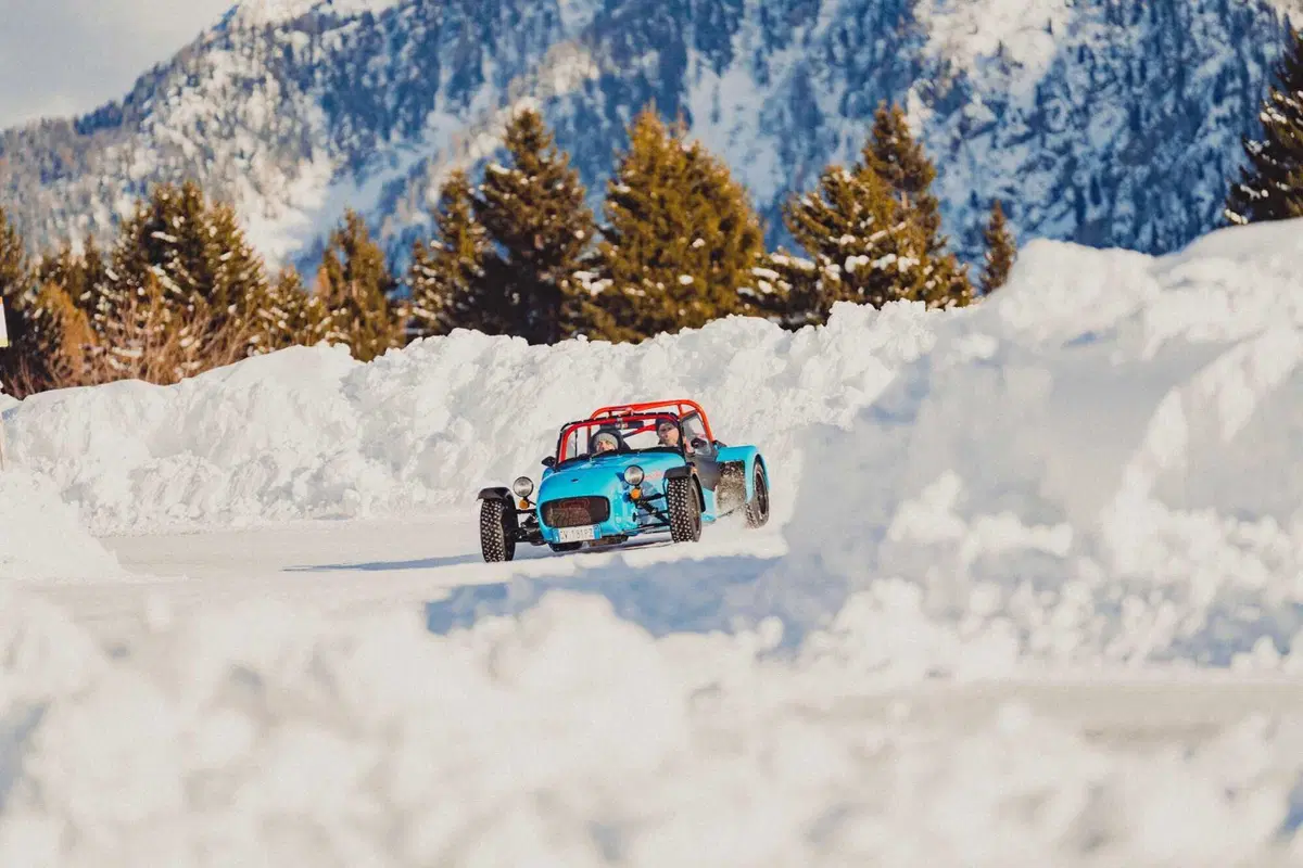 Caterham sul ghiaccio: quando 560 kg bastano per divertirsi come matti (6)