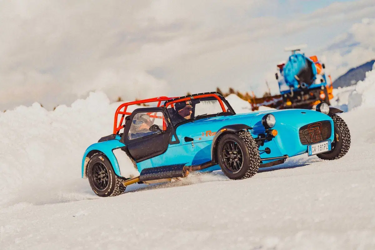 Caterham sul ghiaccio: quando 560 kg bastano per divertirsi come matti (7)
