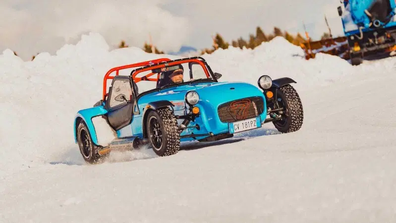Caterham sul ghiaccio: quando 560 kg bastano per divertirsi come matti