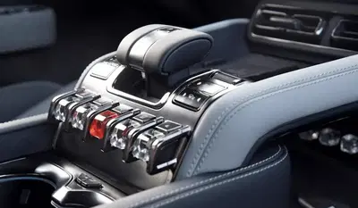 Cina rivoluziona l&rsquo;auto: obbligo di comandi fisici e stop ai touchscreen dal 2026