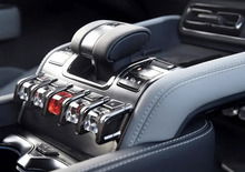 Cina rivoluziona l’auto: obbligo di comandi fisici e stop ai touchscreen dal 2026