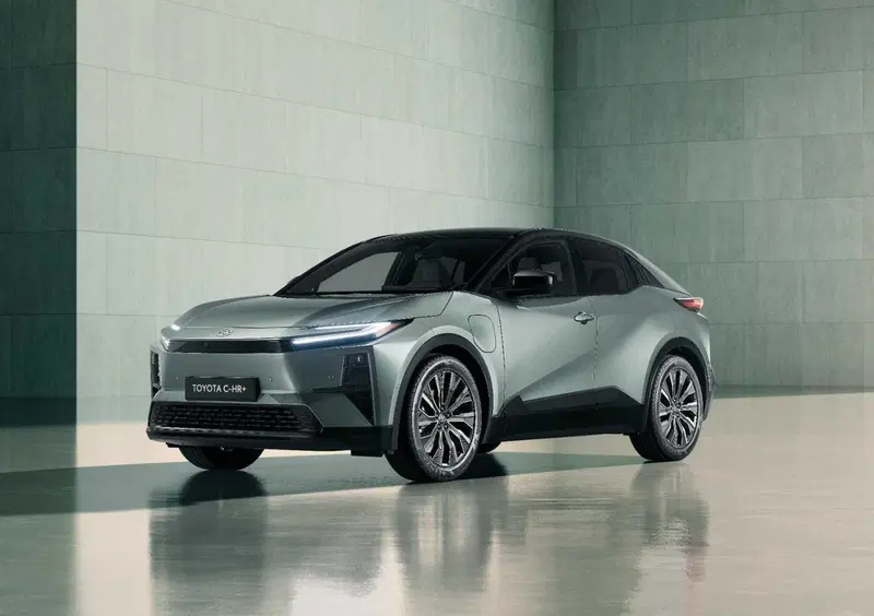 Toyota C-HR+ stravolge le regole delle promo: fino a 3.850 euro di bonus e wallbox inclusa
