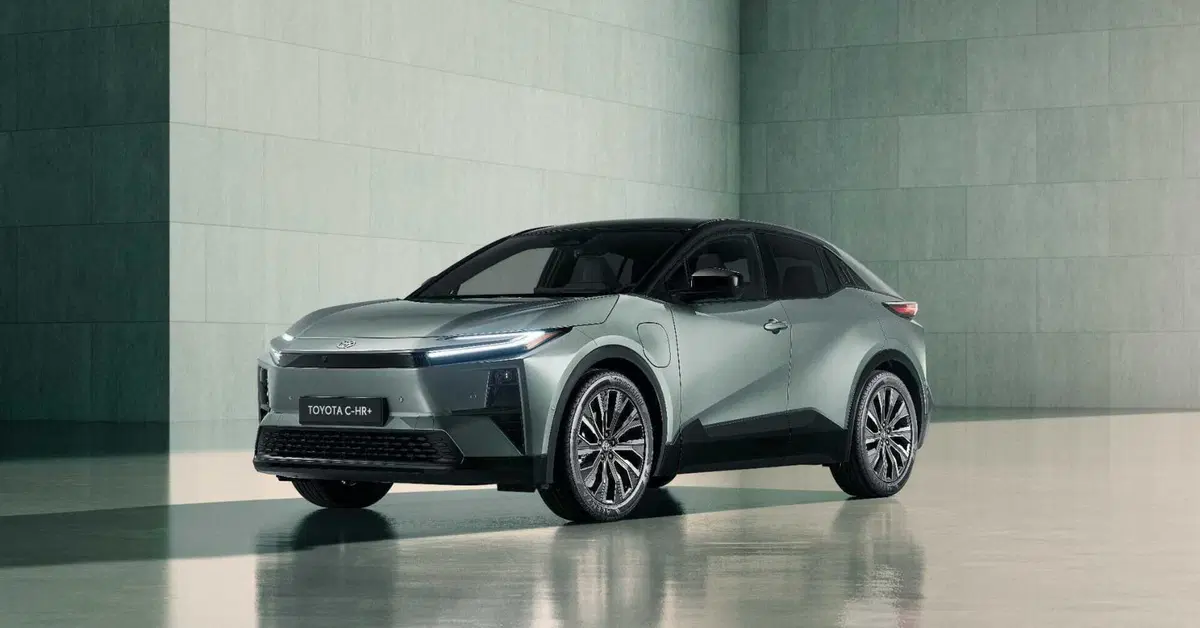 Toyota C-HR+ stravolge le regole delle promo: fino a 3.850 euro di bonus e wallbox inclusa