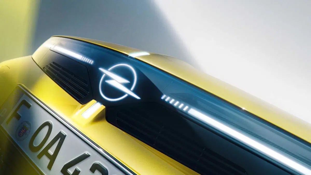 Opel Astra Station Wagon Sports full electric GS 156cv (4)