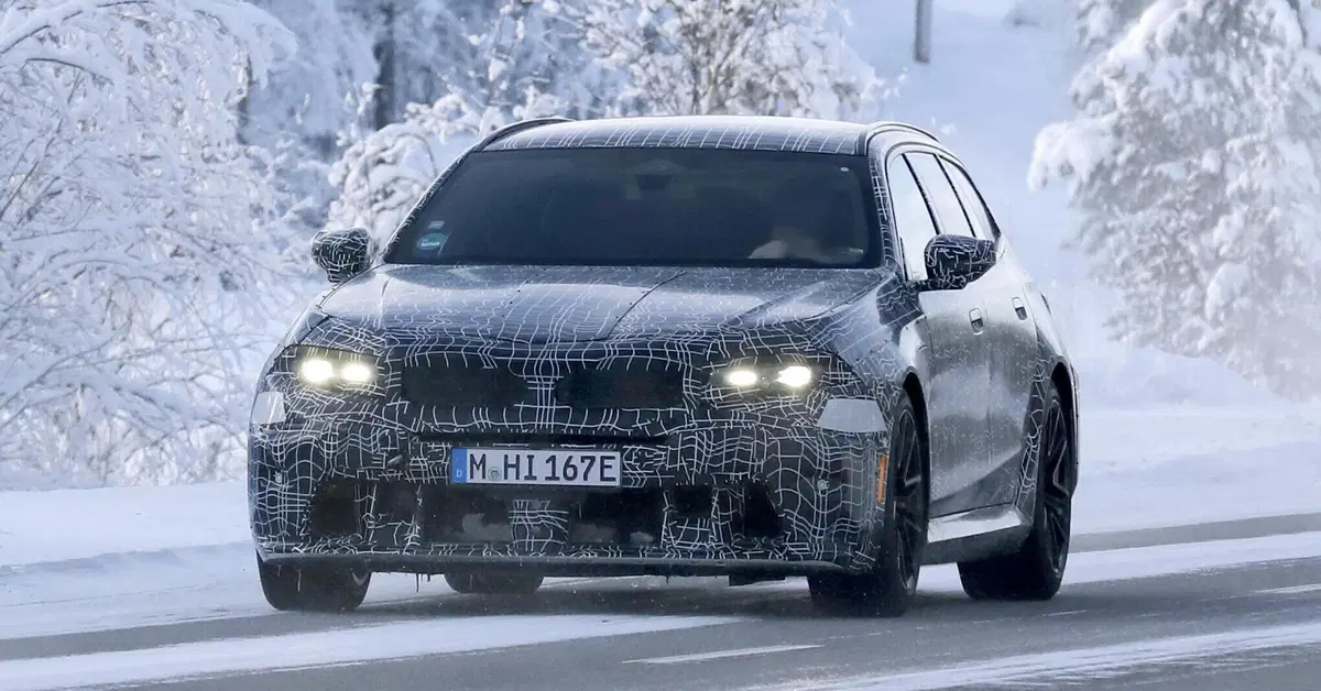 Nuova BMW M5 Touring: restyling con Panoramic Vision, addio iDrive e V8 da 717 CV