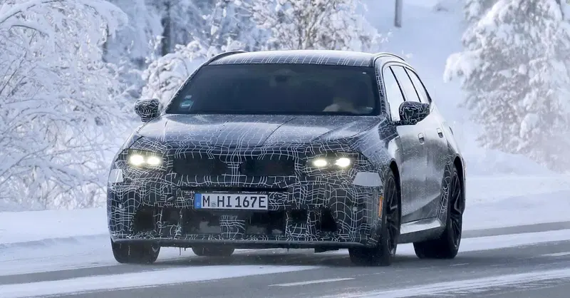 Nuova BMW M5 Touring: restyling con Panoramic Vision, addio iDrive e V8 da 717 CV