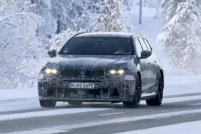 Nuova BMW M5 Touring: restyling con Panoramic Vision, addio iDrive e V8 da 717 CV