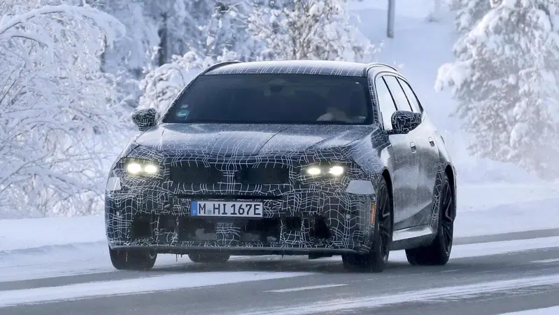 Nuova BMW M5 Touring: restyling con Panoramic Vision, addio iDrive e V8 da 717 CV