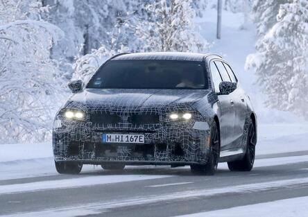 Nuova BMW M5 Touring: restyling con Panoramic Vision, addio iDrive e V8 da 717 CV