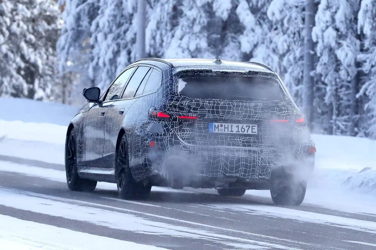 Nuova BMW M5 Touring: restyling con Panoramic Vision, addio iDrive e V8 da 717 CV