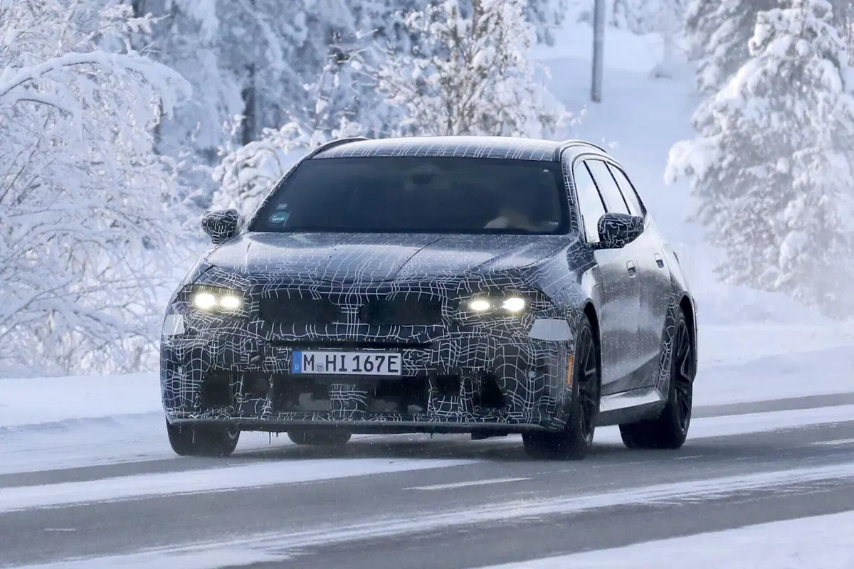 Nuova BMW M5 Touring: restyling con Panoramic Vision, addio iDrive e V8 da 717 CV (2)
