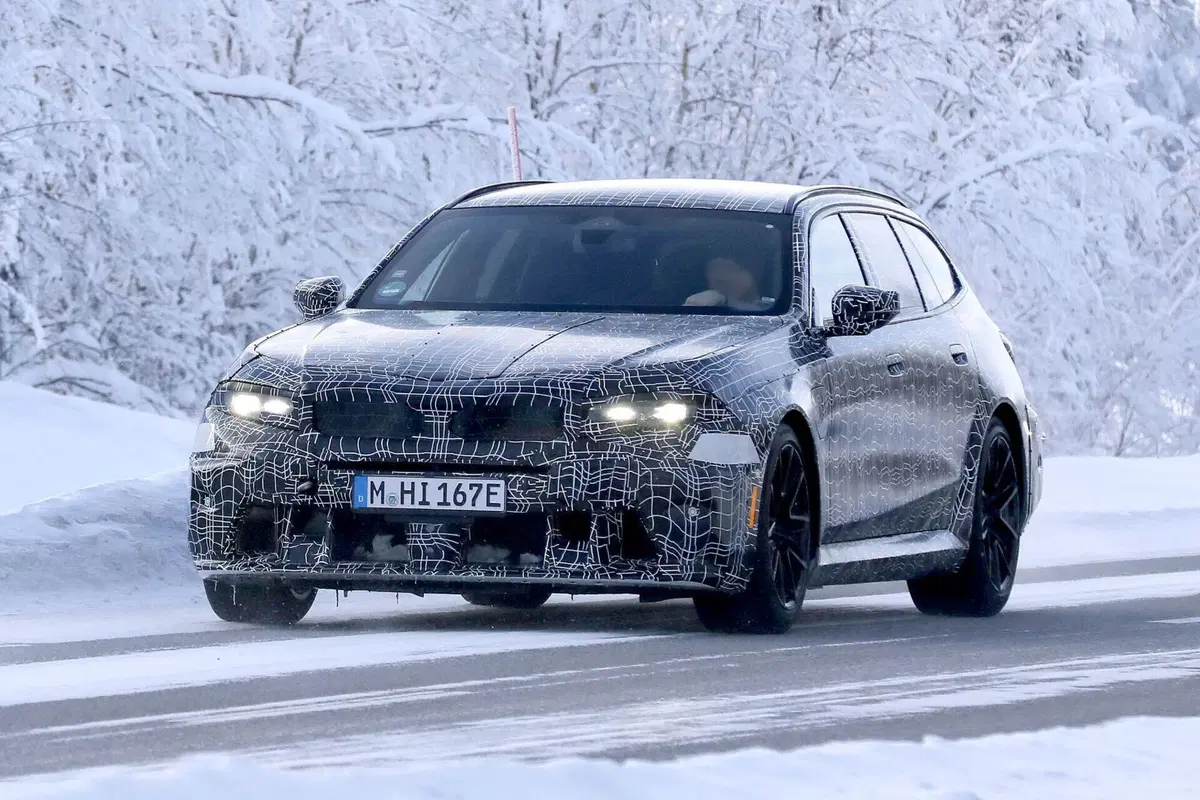 Nuova BMW M5 Touring: restyling con Panoramic Vision, addio iDrive e V8 da 717 CV (3)