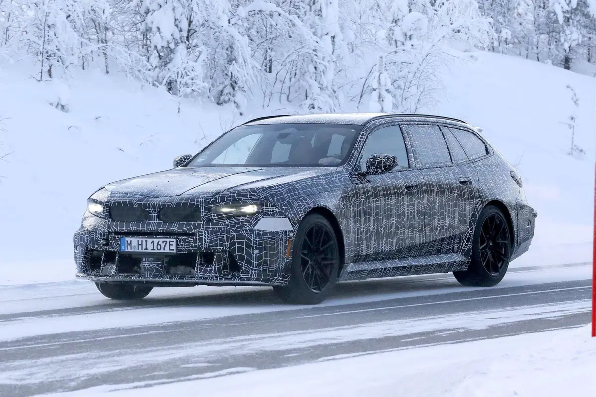 Nuova BMW M5 Touring: restyling con Panoramic Vision, addio iDrive e V8 da 717 CV (4)