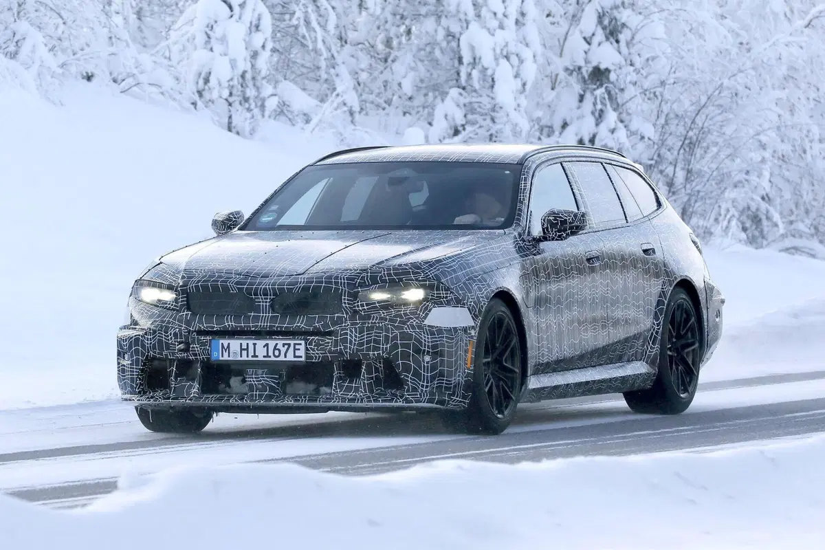 Nuova BMW M5 Touring: restyling con Panoramic Vision, addio iDrive e V8 da 717 CV (5)