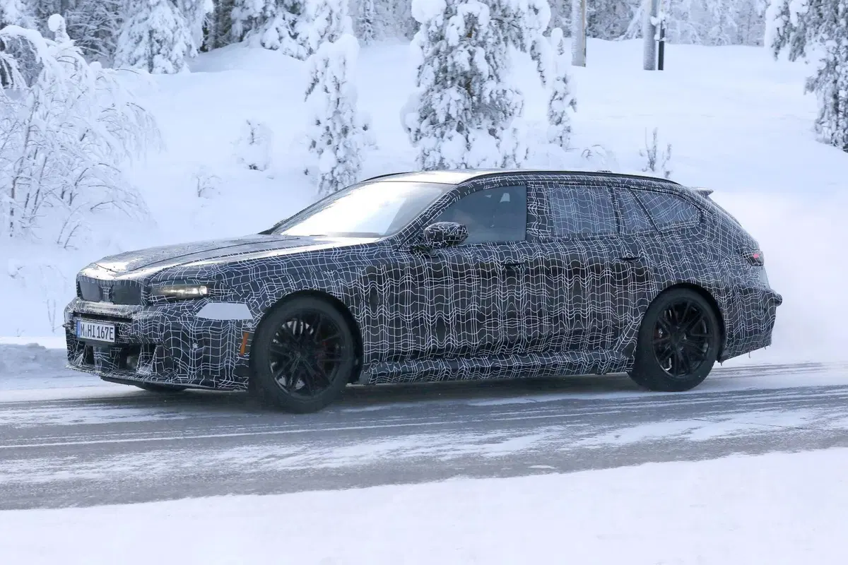 Nuova BMW M5 Touring: restyling con Panoramic Vision, addio iDrive e V8 da 717 CV (6)