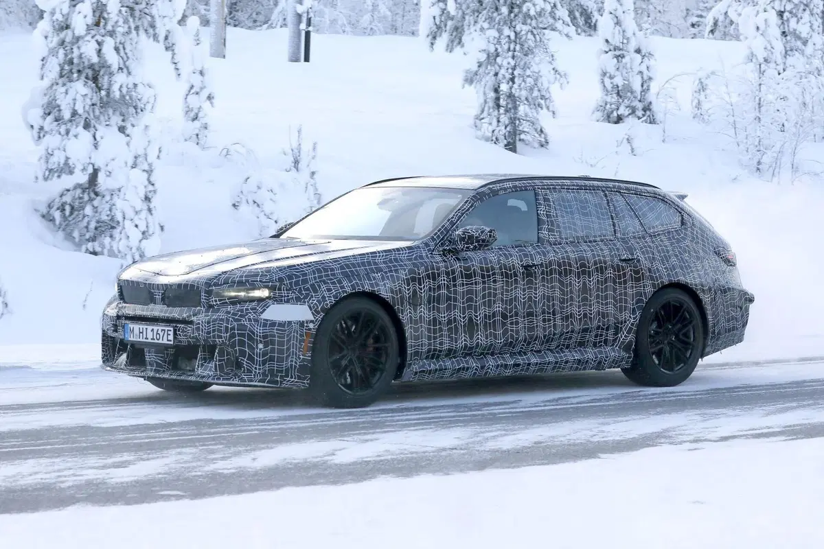 Nuova BMW M5 Touring: restyling con Panoramic Vision, addio iDrive e V8 da 717 CV (7)