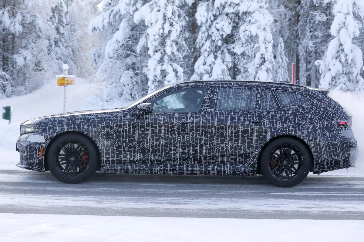 Nuova BMW M5 Touring: restyling con Panoramic Vision, addio iDrive e V8 da 717 CV (8)