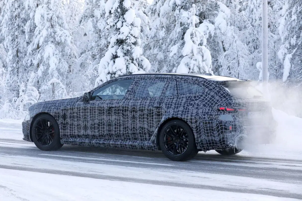 Nuova BMW M5 Touring: restyling con Panoramic Vision, addio iDrive e V8 da 717 CV (9)