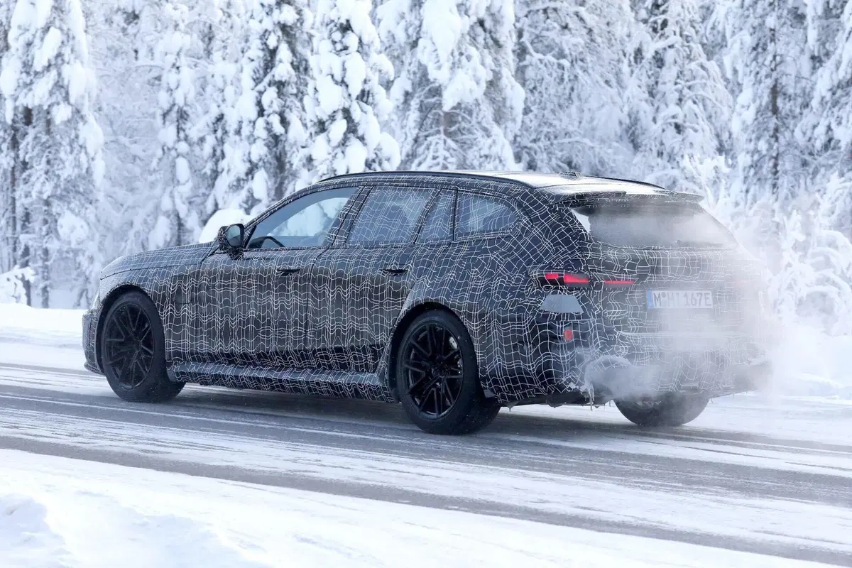 Nuova BMW M5 Touring: restyling con Panoramic Vision, addio iDrive e V8 da 717 CV (10)