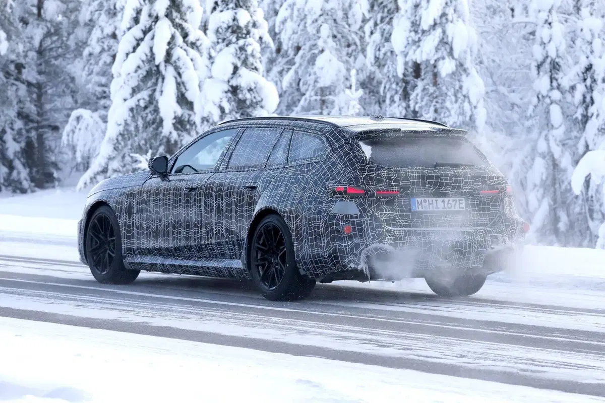 Nuova BMW M5 Touring: restyling con Panoramic Vision, addio iDrive e V8 da 717 CV (11)