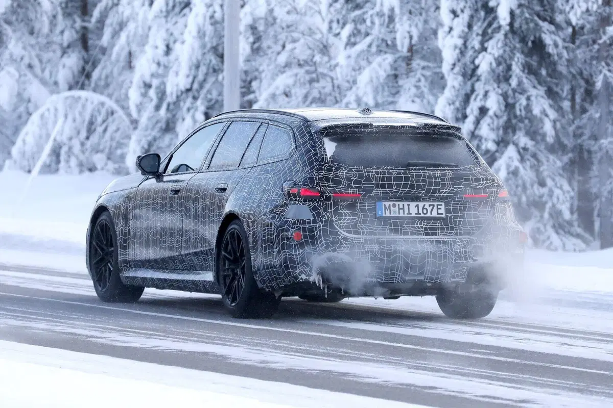 Nuova BMW M5 Touring: restyling con Panoramic Vision, addio iDrive e V8 da 717 CV (12)