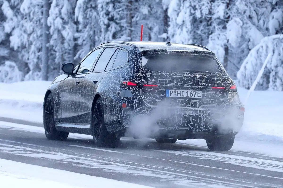 Nuova BMW M5 Touring: restyling con Panoramic Vision, addio iDrive e V8 da 717 CV (13)